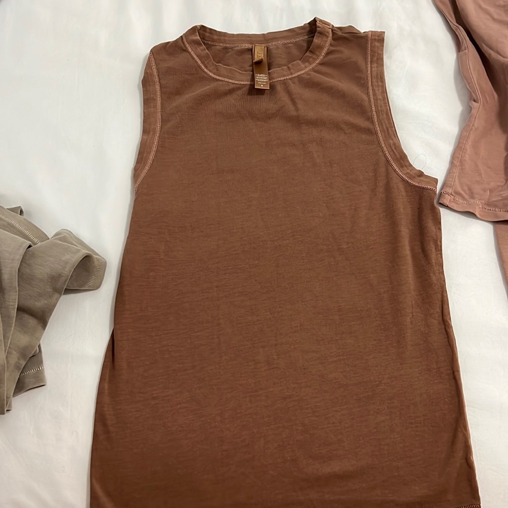 Skims muscle tee